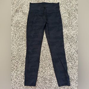 Vuori Daily Legging - Black Camo size M